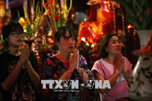 Phụ huynh và sĩ tử cầu may trước kỳ thi THPT quốc gia 2018 ảnh 7